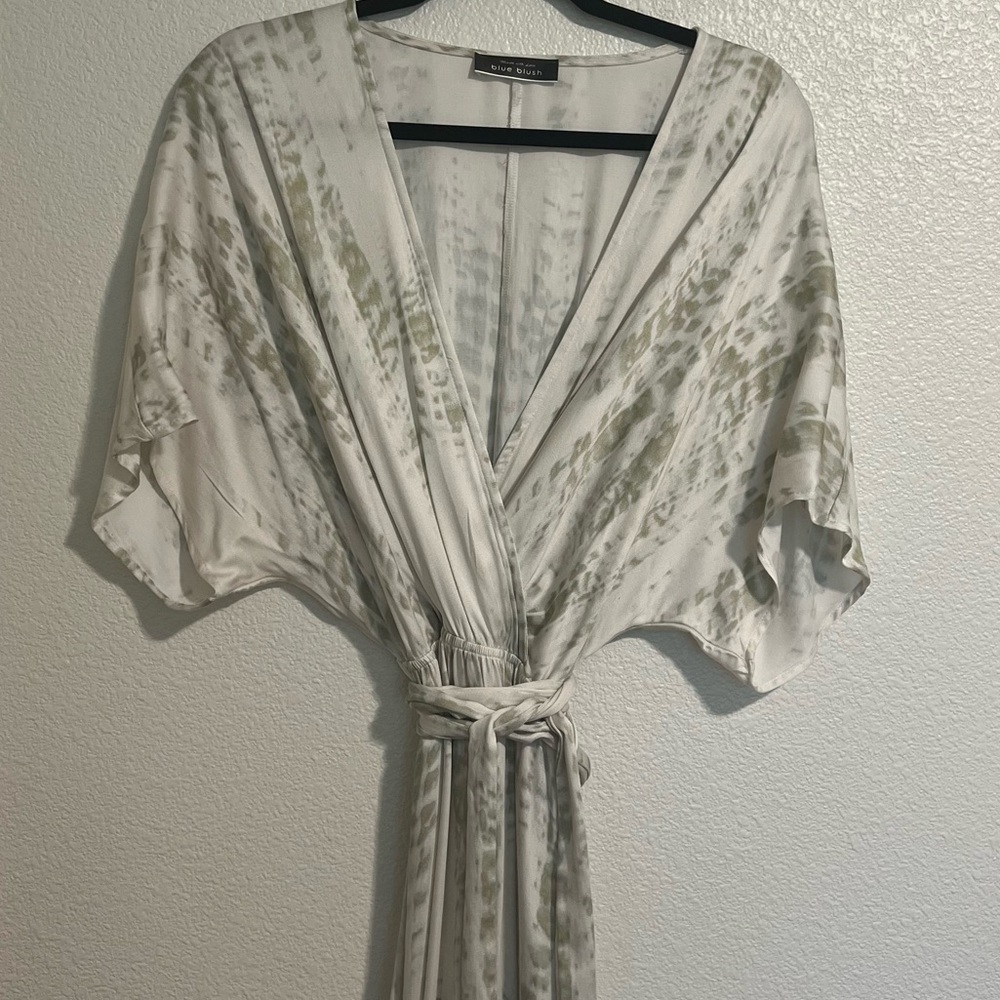 Kimono sleeve Maxi Dress with tie and slit.